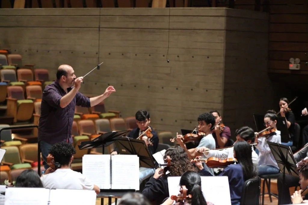 El director José José Giménez y la Orquesta Sinfónica Juan José Landaet