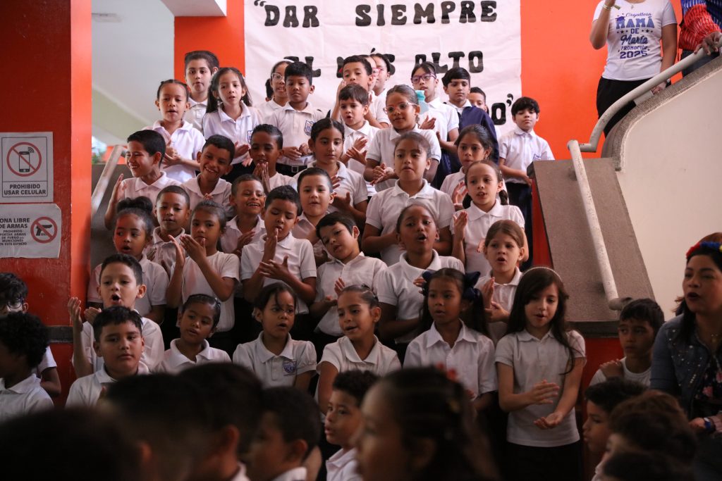 Visita a la Escuela Experimental Venezuela Maestros de Santa Lucía y República Dominicana se forman en El Sistema