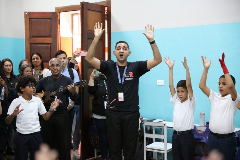 Visita a la Escuela Experimental Venezuela Maestros de Santa Lucía y República Dominicana se forman en El Sistema