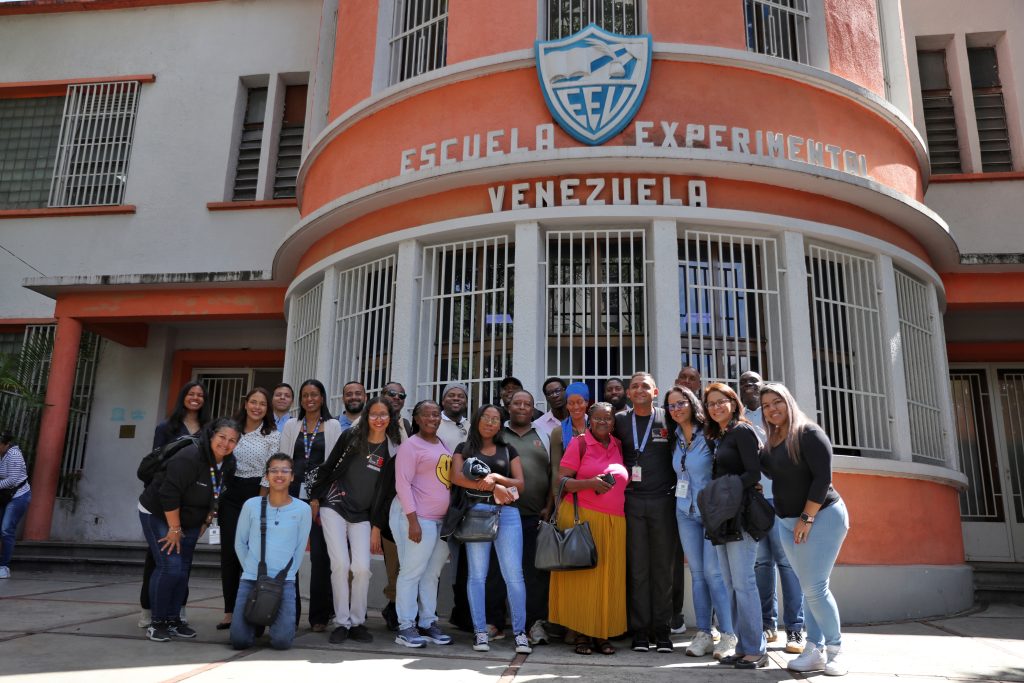Visita a la Escuela Experimental Venezuela Maestros de Santa Lucía y República Dominicana se forman en El Sistema